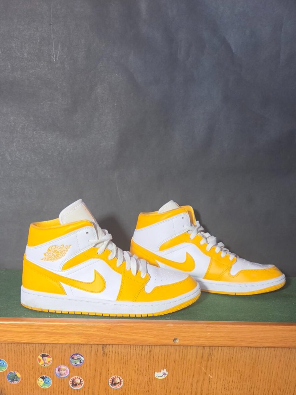 Air Jordan 1 Mid — Yellow/White (University Gold)